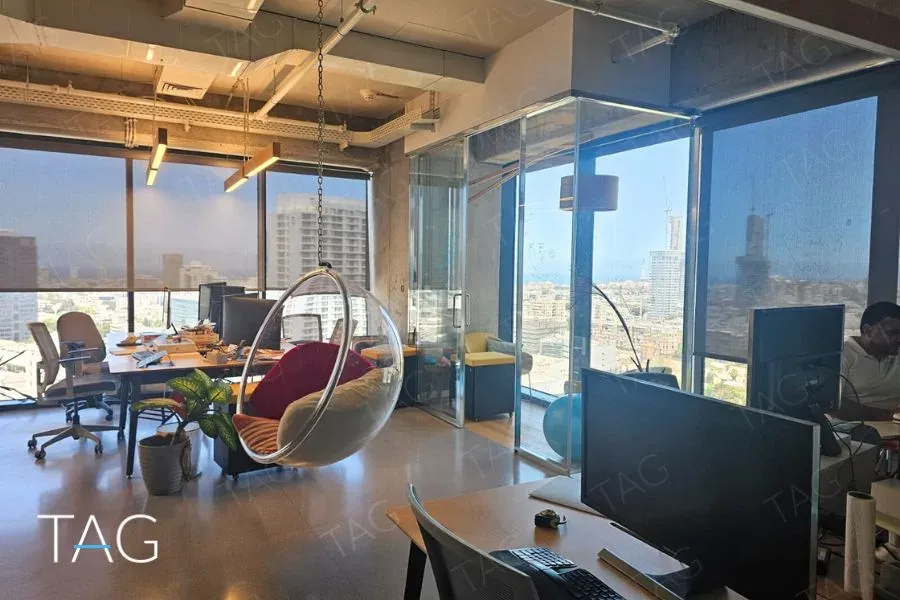 משרד אמיתי מהאתר: חלל עם כיסאות תלויים מול החלון